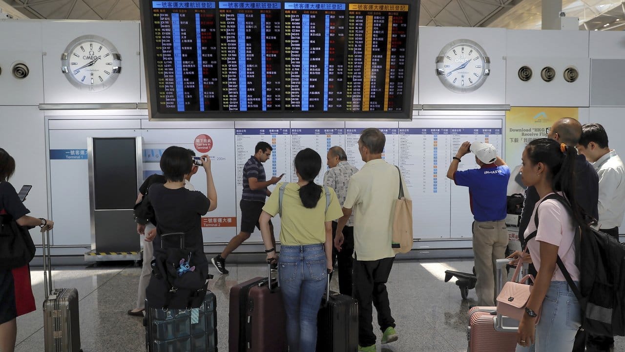 Reisende informieren sich, ob ihre Flüge annulliert wurden.