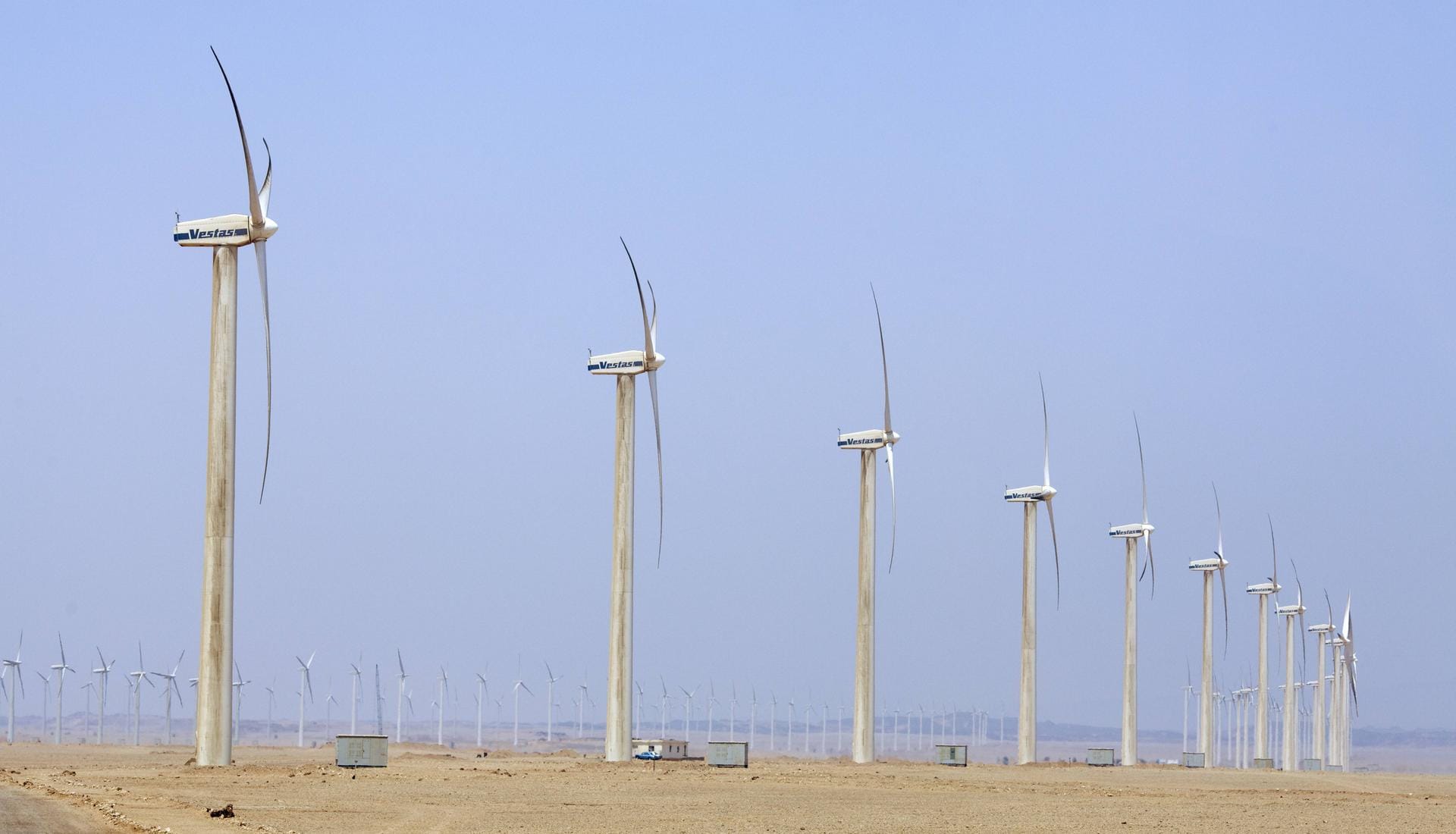 Auch Windenergie spielt in den Wüsten eine Rolle: In Ägypten steht etwa ein Windpark bei Zafarana.