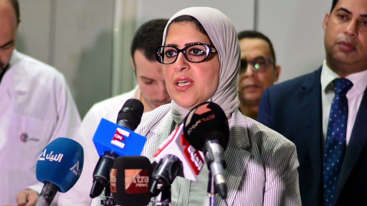 Hala Zayed, Gesundheitsministerin von Ägypten, informiert nach der Explosion in der Nähe des Krebsforschungsinstituts die Presse.