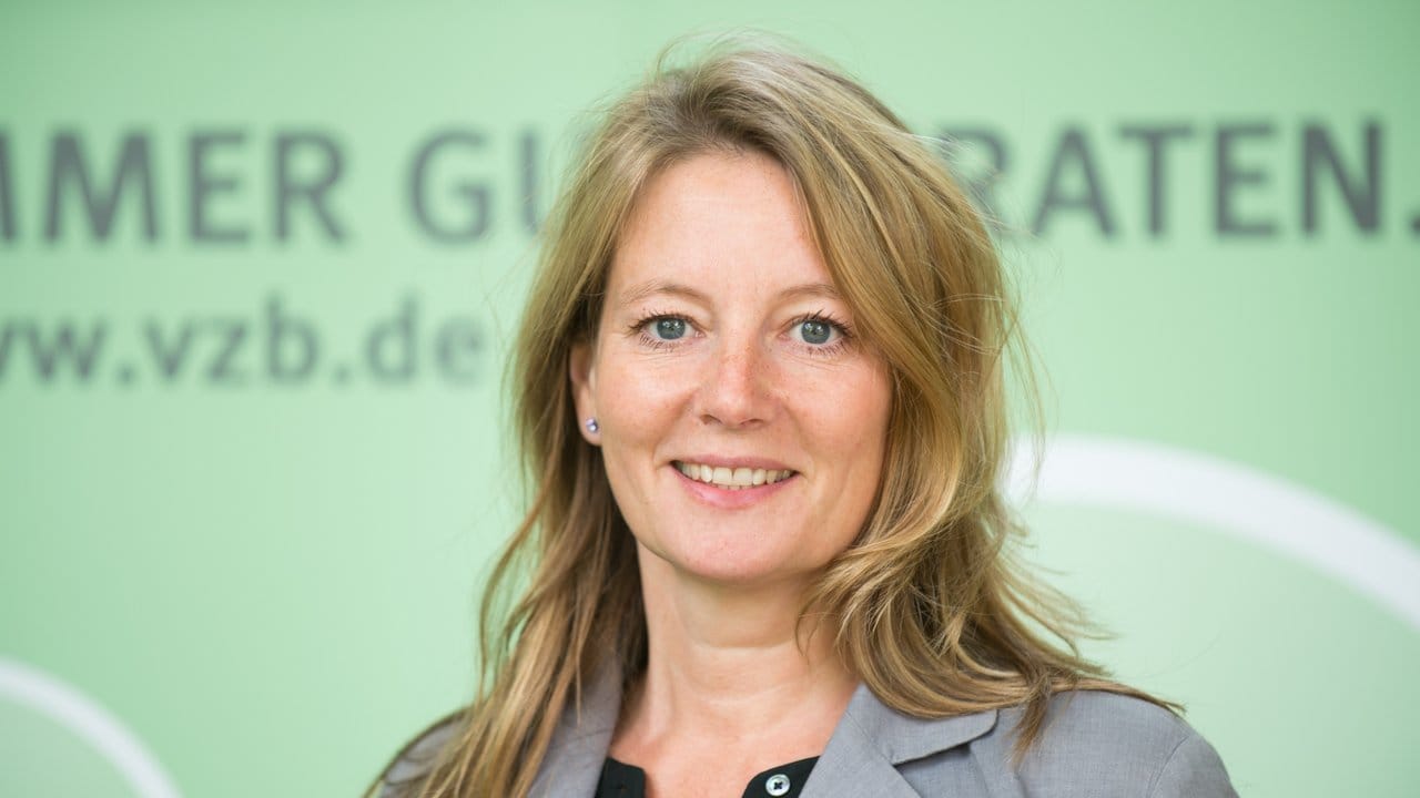 Kirsti Dautzenberg ist Teamleiterin der Marktwächter Digitale Welt beim Bundesverband der Verbraucherzentralen. Kirsti Dautzenberg ist Teamleiterin der Marktwächter Digitale Welt beim Bundesverband der Verbraucherzentralen.