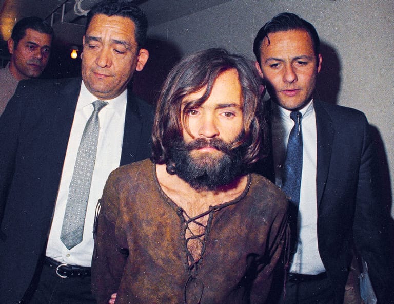Der Sektenführer Charles Manson auf dem Weg ins Gericht: Drei Monate vergingen, bis Manson und vier junge Mitglieder seiner Hippie-Sekte verhaftet wurden. (Archivbild)