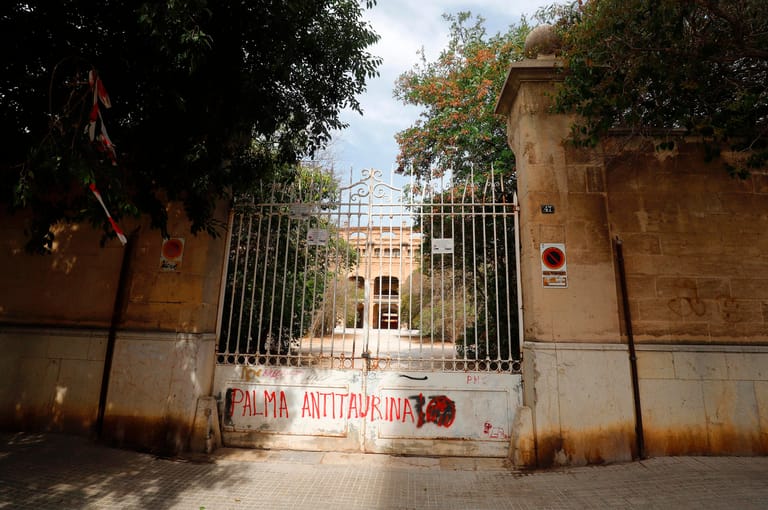 "Palma antitaurina", also "gegen Stierkämpfe", steht auf einem Eingang zum Gelände der Arena von Palma de Mallorca. Auch vor dem Rathaus von Palma protestieren Tierschützer gegen den Kampf.