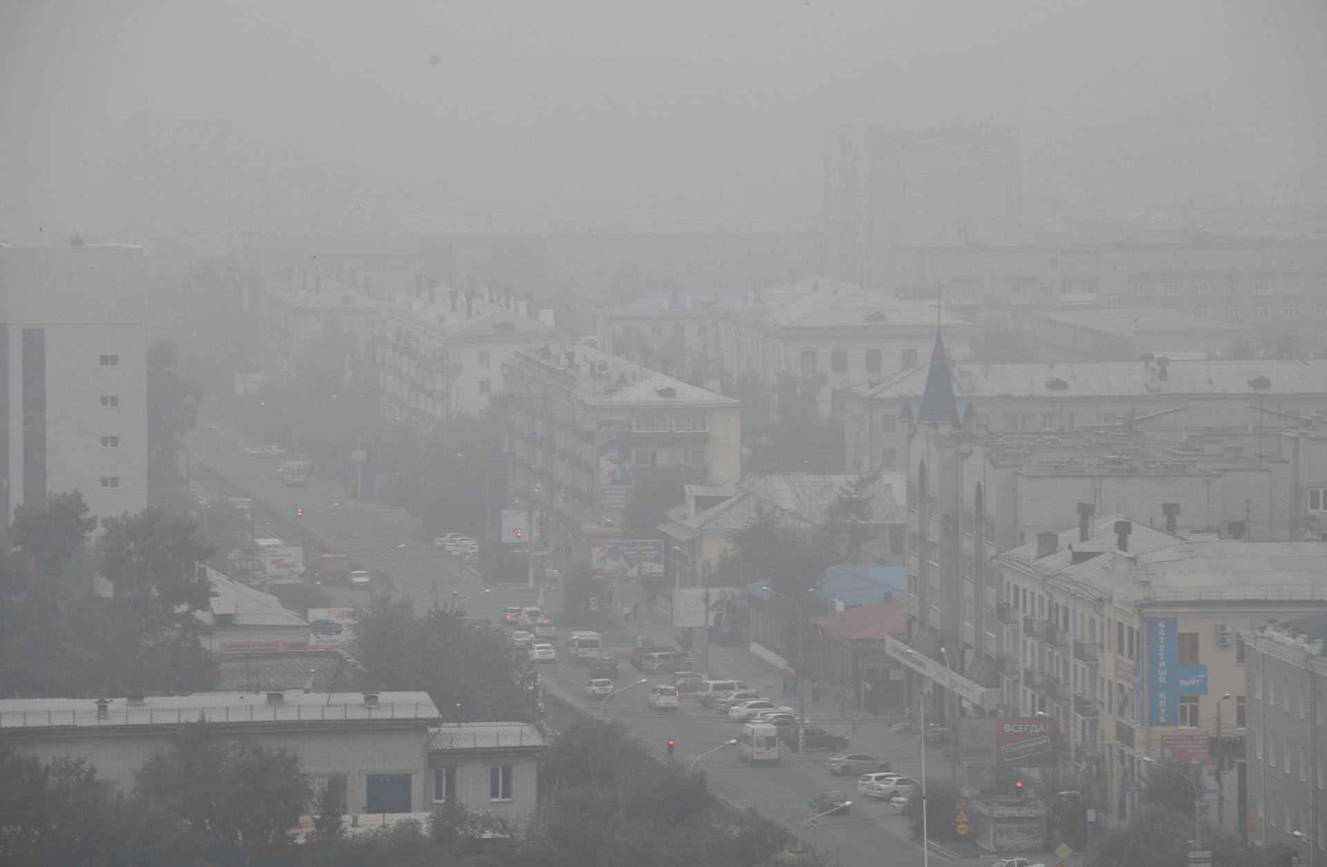 Starker Rauch bedeckt das Zentrum der ostsibirischen Stadt Tschita: In vielen Städten klagen die Bewohner über Atemnot.