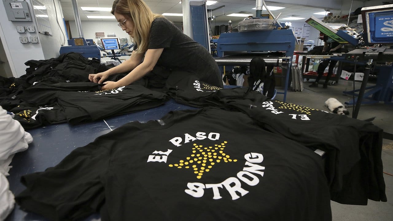 Mit T-Shirts mit der Aufschrift "El Paso Strong" gedenkt die Stadt der Opfer.