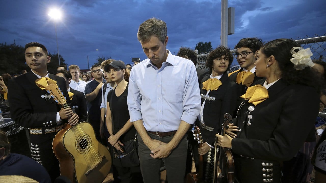 Der aus El Paso stammende Präsidentschaftskandidat Beto O'Rourke betet am Montag während einer Mahnwache für die Opfer.