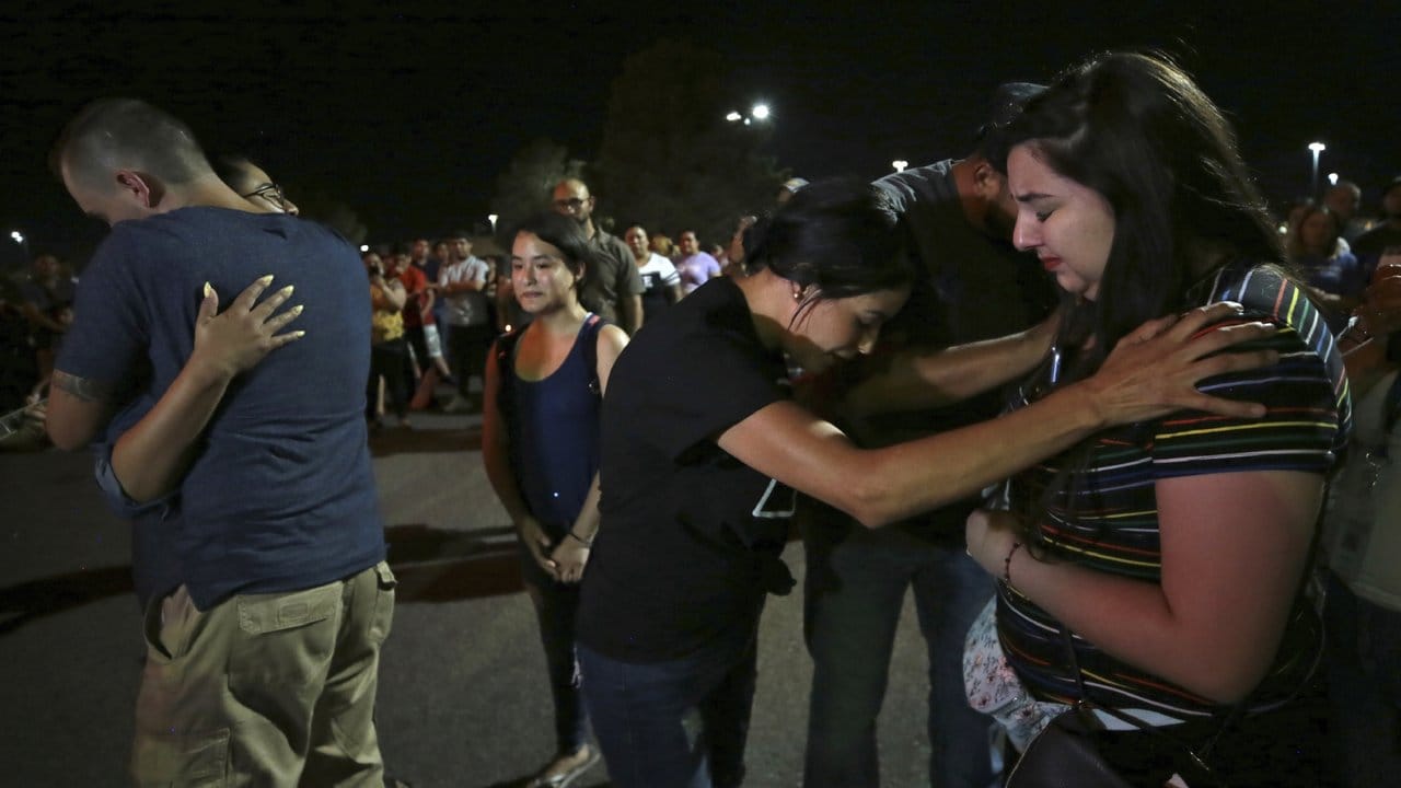 Mitglieder einer spanischsprachigen Kirche beten vor einem provisorischen Denkmal für die Opfer des Massakers in El Paso.