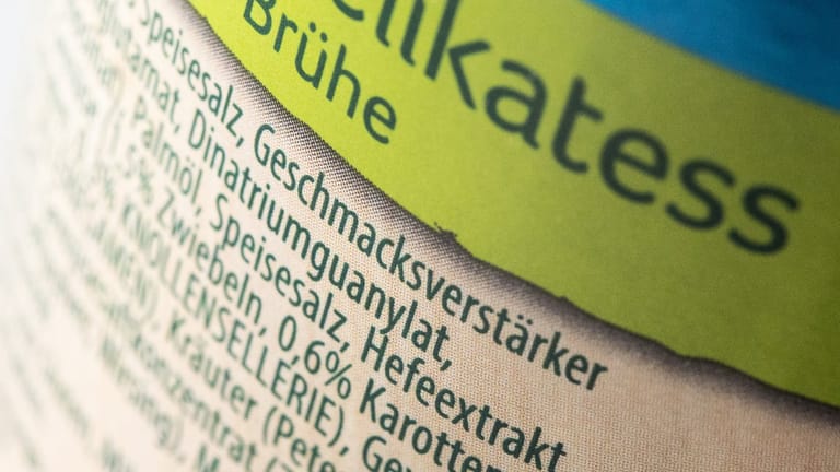 Unter Kritikern gelten Geschmacksverstärker als bedenklich, weil sie im Körper die Hunger- und Sättigungsregulation durcheinander bringen.