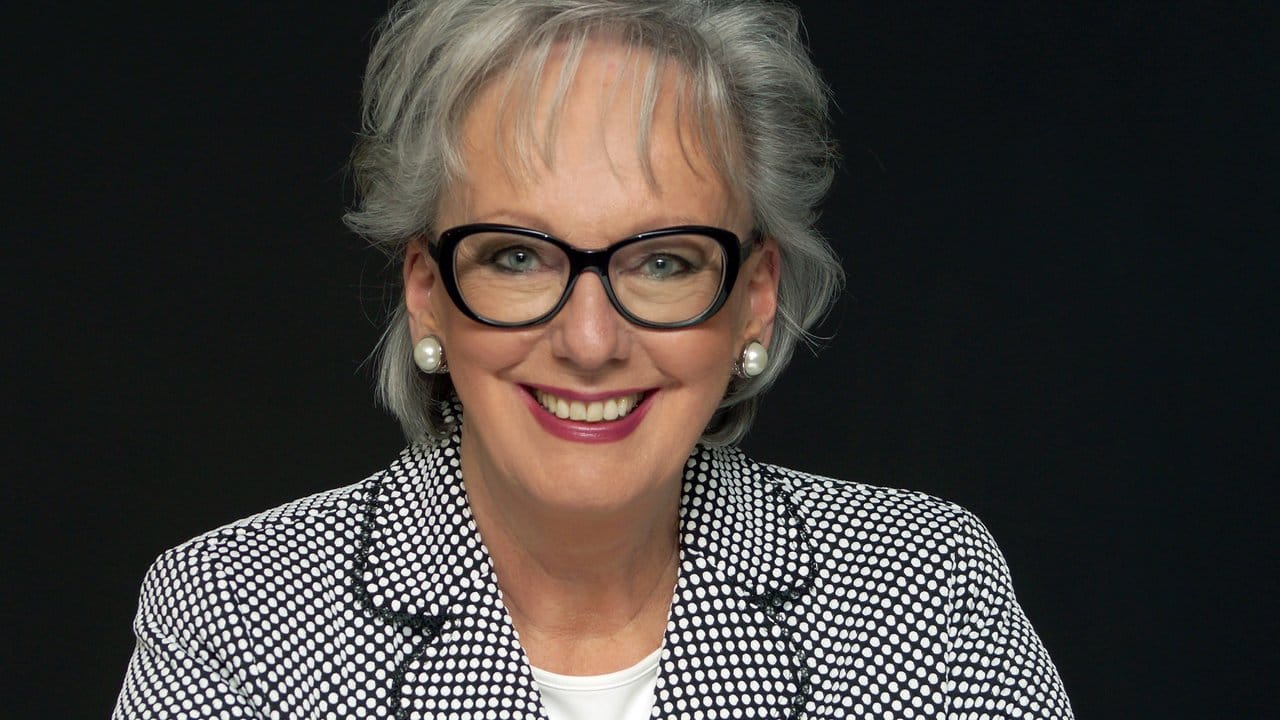 Susanne Helbach-Grosser ist Trainerin für Stil- und Umgangsformen aus Schwäbisch Gmünd und Mitglied im Netzwerk Etikette-Trainer-International. Susanne Helbach-Grosser ist Trainerin für Stil- und Umgangsformen aus Schwäbisch Gmünd und Mitglied im Netzwerk Etikette-Trainer-International.