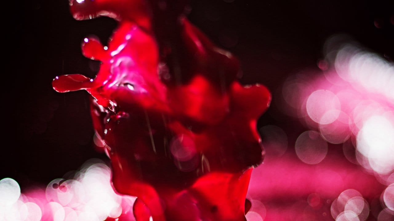 Rotweine von Trauben mit dickerer Beerenhaut bringen mehr Farbe ins Glas und neigen daher zum Blaufärben der Lippen und Zähne. Rotweine von Trauben mit dickerer Beerenhaut bringen mehr Farbe ins Glas und neigen daher zum Blaufärben der Lippen und Zähne.