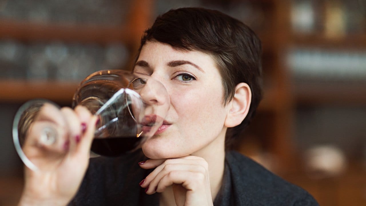 Trifft der rote Wein mit seinem sauren pH-Wert auf den neutralen pH-Wert im Mund, verändert sich das Mundklima und die Zähne nehmen eine violett-blaue Farbe an. Trifft der rote Wein mit seinem sauren pH-Wert auf den neutralen pH-Wert im Mund, verändert sich das Mundklima und die Zähne nehmen eine violett-blaue Farbe an.