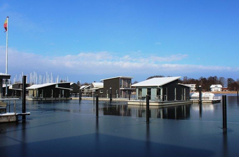 Im Jaich Wasserferienwelt: Von den Appartments blicken Sie direkt über das Wasser vor der Insel Rügen.