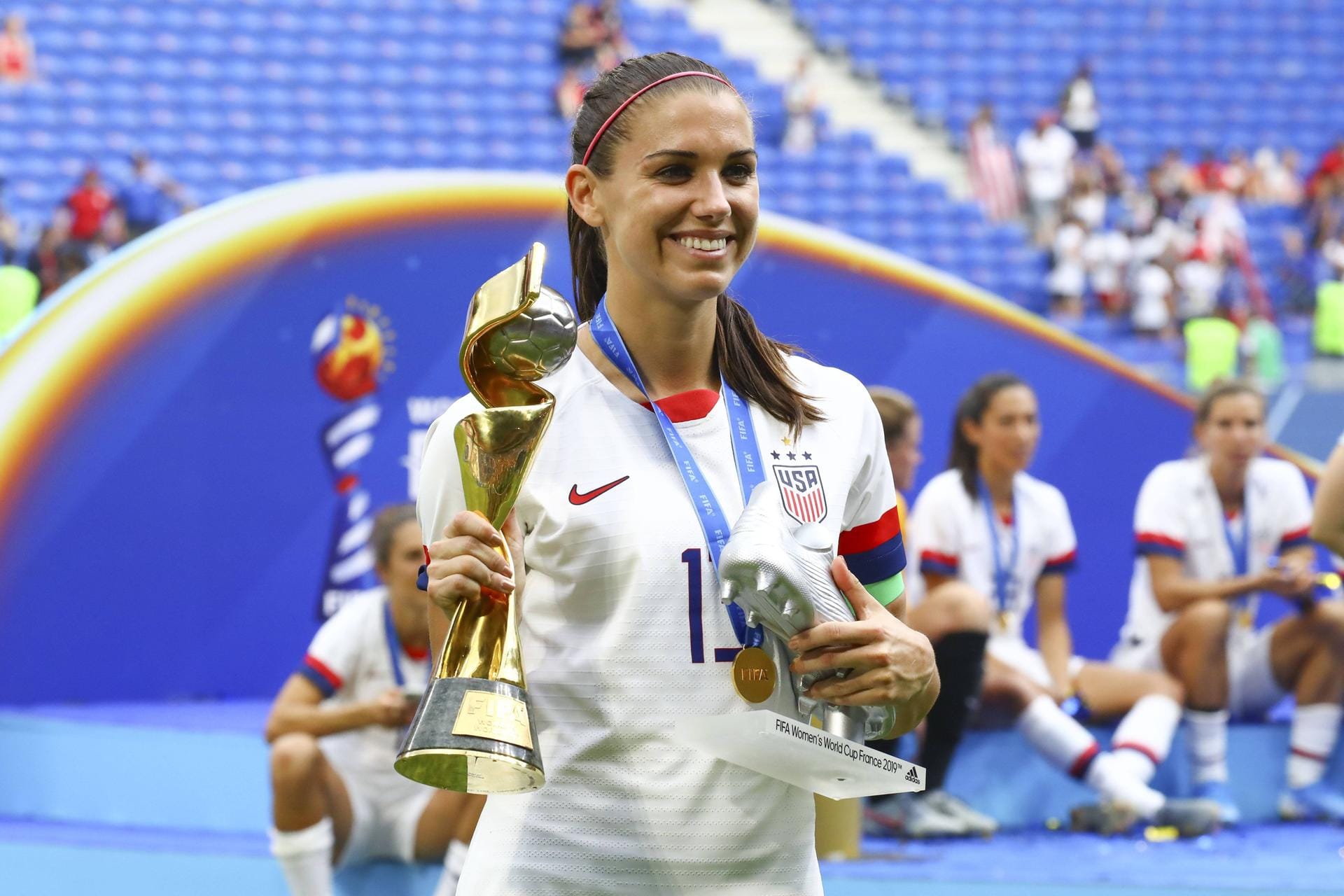 Platz 12: Alex Morgan (USA / Fußball) – 5,8 Mio. (0,25 Mio. Preisgeld / 5,5 Mio. Werbeverträge). Platz 12: Alex Morgan (USA / Fußball) – 5,8 Mio. (0,25 Mio. Preisgeld / 5,5 Mio. Werbeverträge).
