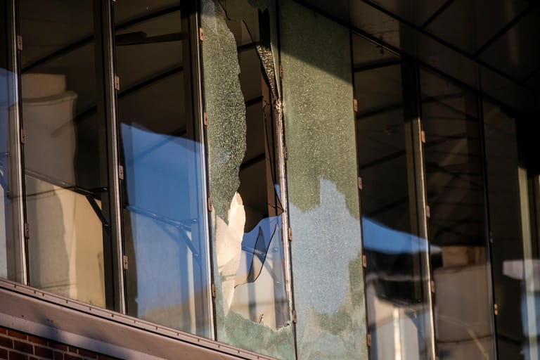 Zerborstene Fenster der Steuerverwaltung Kopenhagen: Zum Zeitpunkt der Explosion waren nur noch zwei Personen im Gebäude – sie blieben unverletzt.