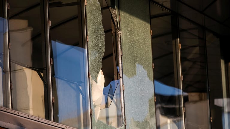 Zerborstene Fenster der Steuerverwaltung Kopenhagen: Zum Zeitpunkt der Explosion waren nur noch zwei Personen im Gebäude – sie blieben unverletzt.