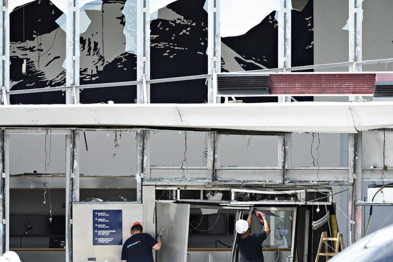 Handwerker an den Türen des Gebäudes: Das Haus der Steuerverwaltung in Kopenhagen wurde durch die Explosion stark beschädigt.