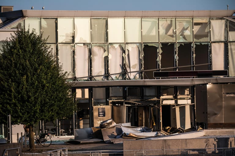 Die zerstörte Front der Steuerverwaltung Kopenhagen: Bei dem Anschlag wurde eine Person verletzt.