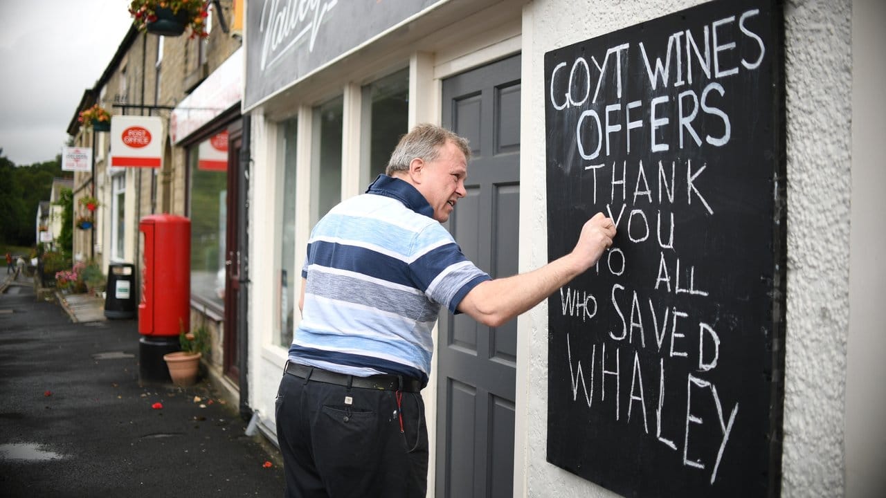 Ein Weinhändler schreibt auf eine Tafel vor seinem Laden: "Danke an alle, die Whaley gerettet haben".