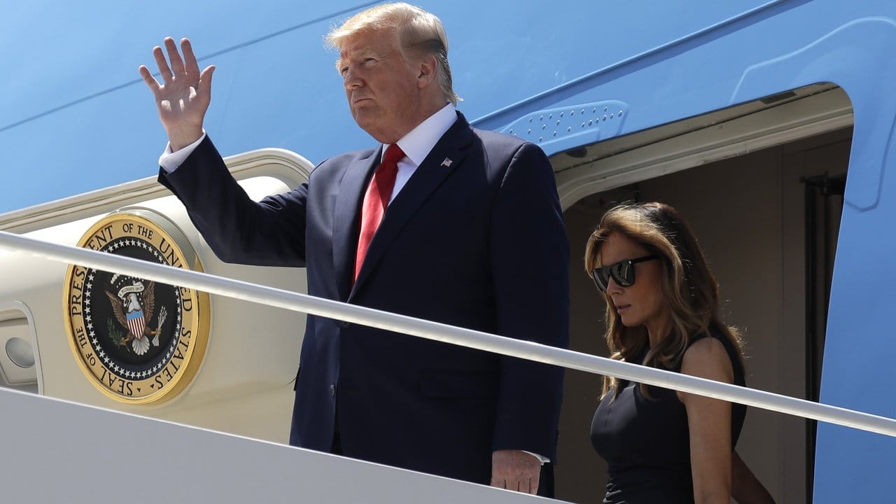 Donald Trump und First Lady Melania Trump kommen am Flughafen von El Paso an.