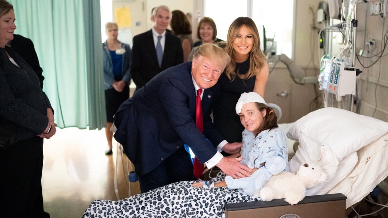 Die Art und Weise, wie Donald Trump und seine Frau Melania mit den Opfern im Krankenhaus für Fotos posierten, macht sich Kritik breit.