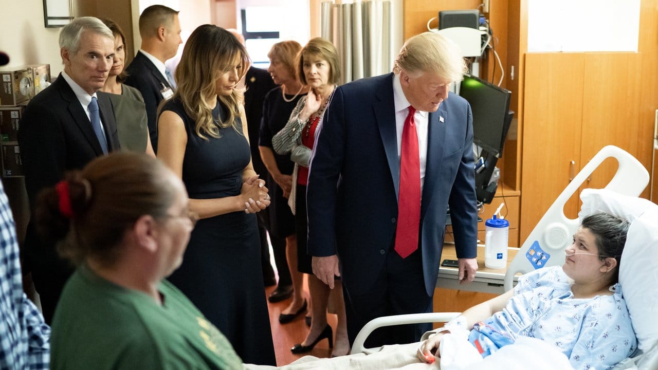 Trump am Krankenhausbett einer Überlebenden des Massakers von Dayton.
