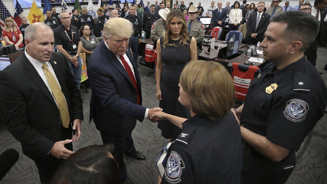 Präsident Donald Trump trifft die US-Zoll- und Grenzschutzbeamte Donna Sifford, die zum Zeitpunkt des Massakers von El Paso bei Walmart einkaufte und den Opfern half.