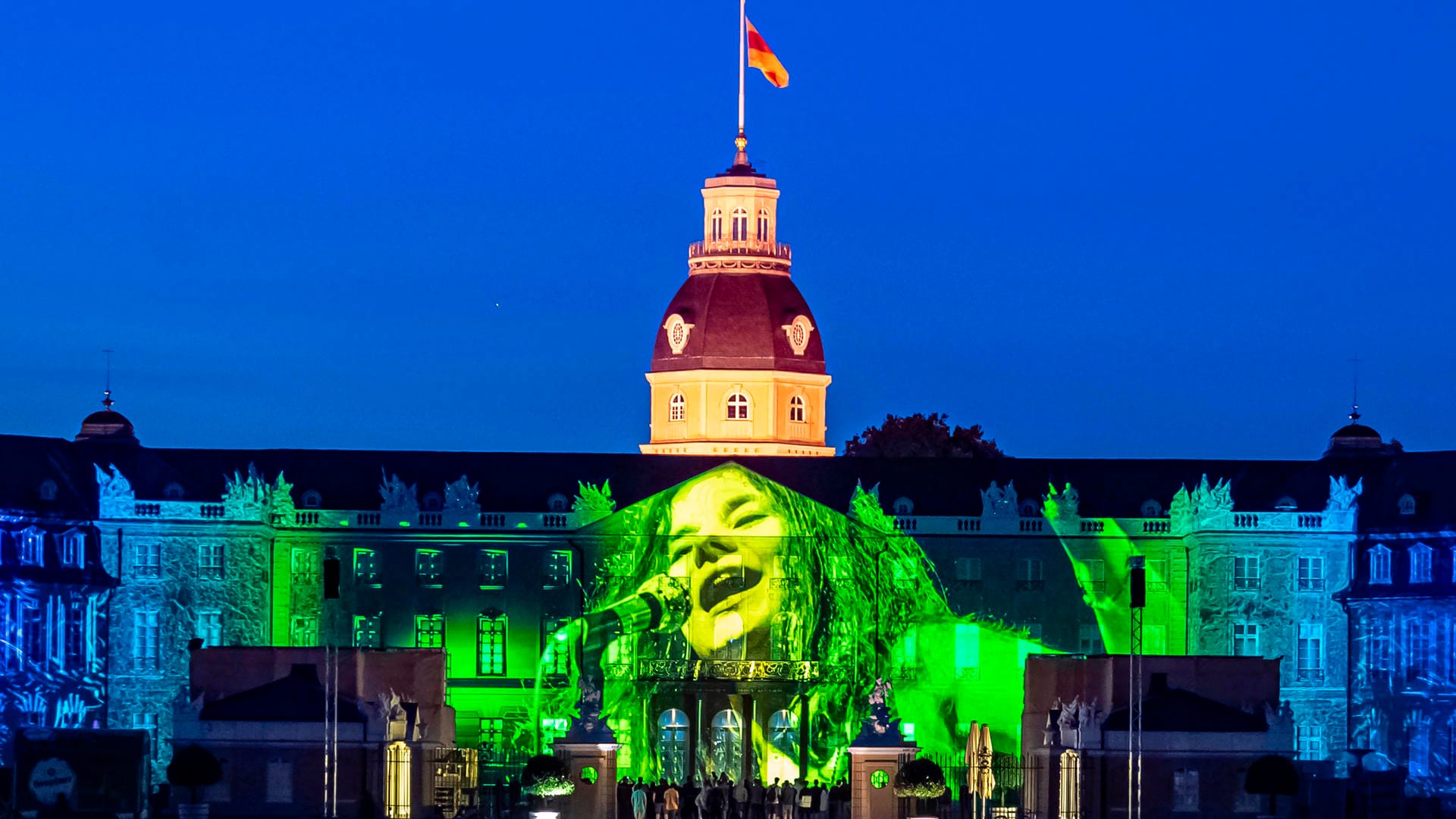 Probe der Schlosslichtspiele Karlsruhe 2019: Abgebildet ist ein Ausschnitt der Projektion "Woodstock Vision" von Antonin Krizanic und Christina Zartmann.