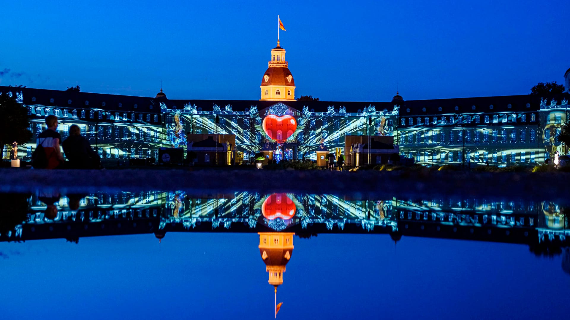 Probe der Schlosslichtspiele Karlsruhe 2019: Abgebildet ist ein Ausschnitt der Projektion "Evolution of Love" von Antonin Krizanic nach einem Konzept von Peter Weibel.