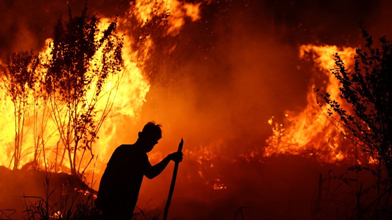 Ein Feuerwehrmann versucht, einen Torfbrand auf Sumatra zu löschen.
