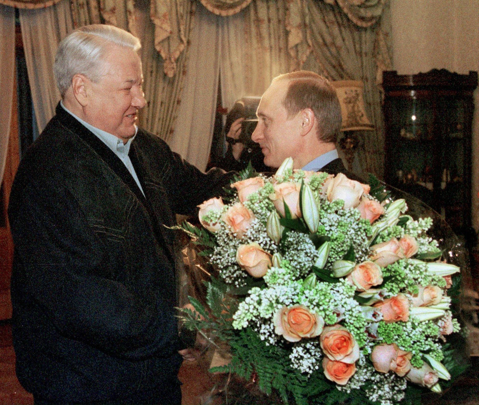 9. August 1999: Putin wird neuer russischer Regierungschef. Der frühere russische Ministerpräsident Boris Jelzin gratuliert seinem Nachfolger.