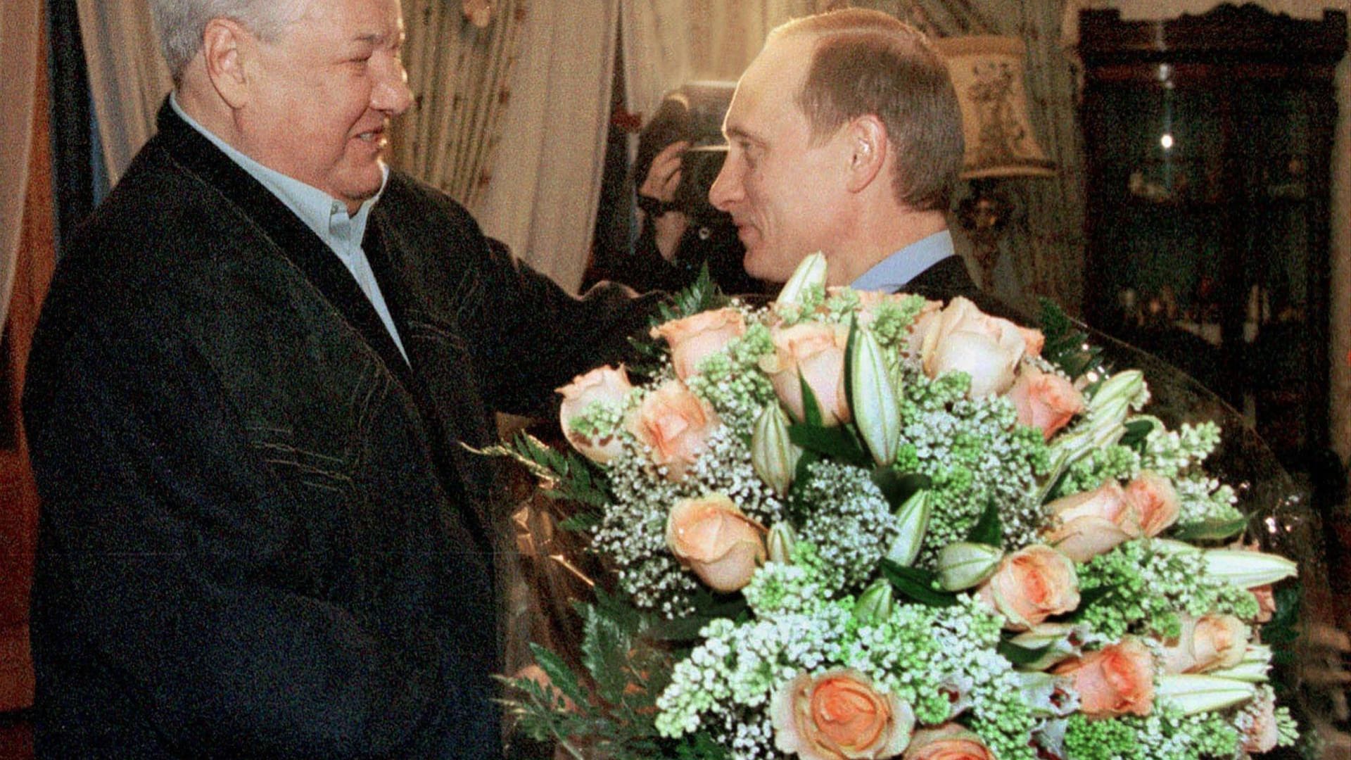 9. August 1999: Putin wird neuer russischer Regierungschef. Der frühere russische Ministerpräsident Boris Jelzin gratuliert seinem Nachfolger.