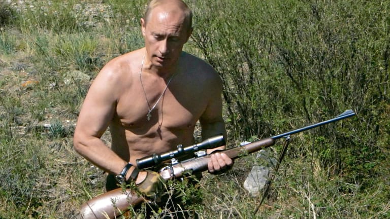 Putin, wie er sich gerne darstellt: beim Jagen, oberkörperfrei, betont männlich.