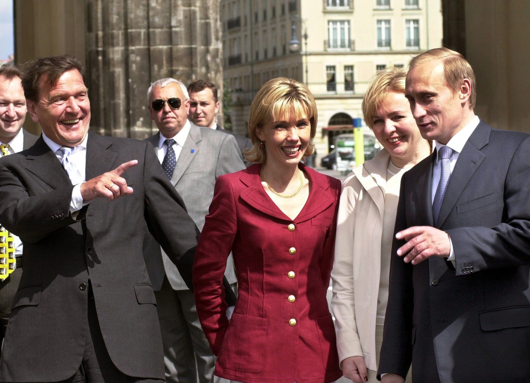 Legendär der Spruch vom "lupenreinen Demokraten", als den Ex-Kanzler Schröder Putin einst bezeichnete. Die beiden verstanden sich ausgesprochen gut. Hier beim Spaziergang mit den Ehefrauen Doris Schröder-Köpf (l.) und Ljudmila Putina am Brandenburger Tor.