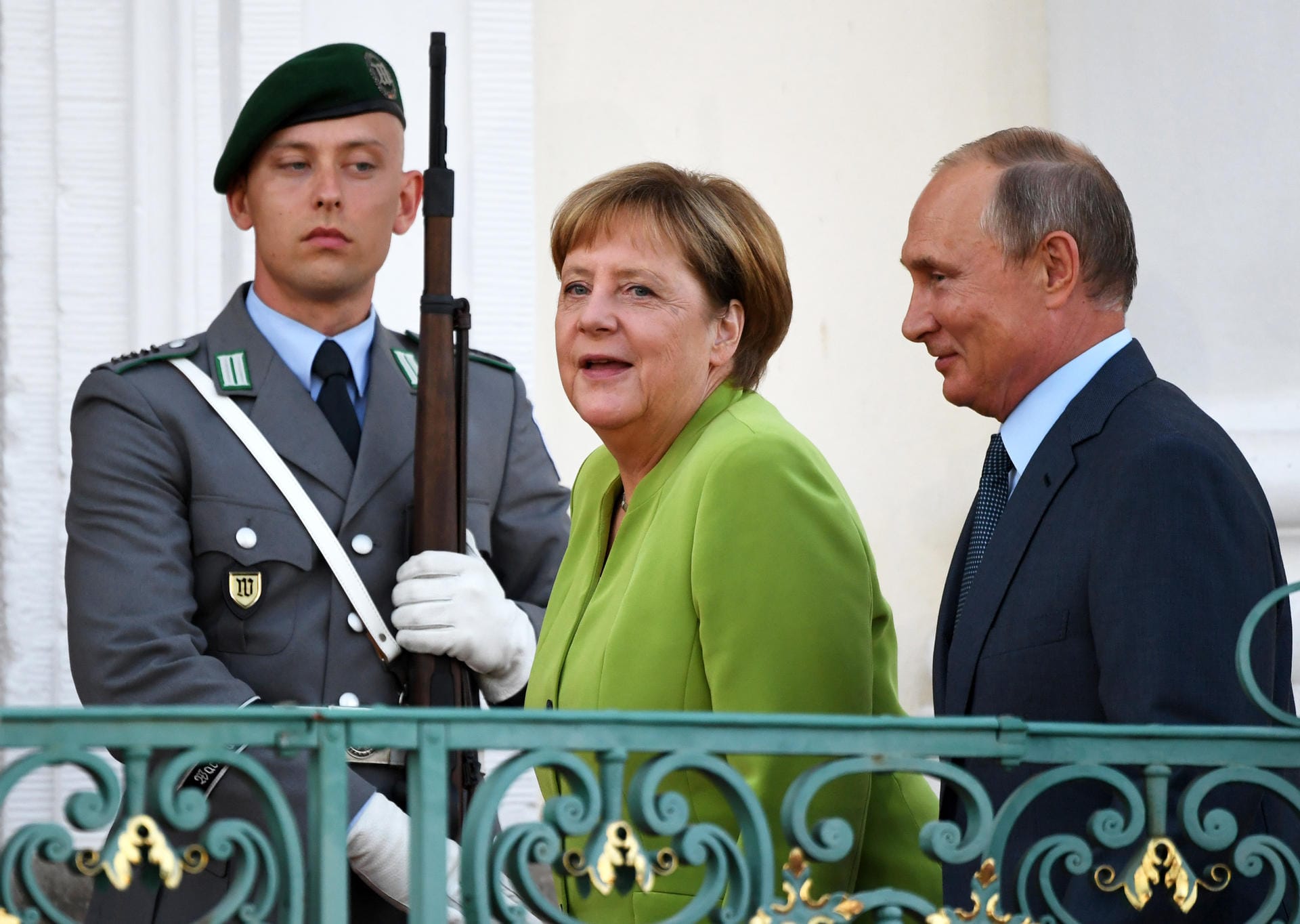 Ein paar Jahre später: Bundeskanzlerin Angela Merkel (CDU) begrüßt den russischen Präsidenten Wladimir Putin vor dem Gästehaus der Bundesregierung.