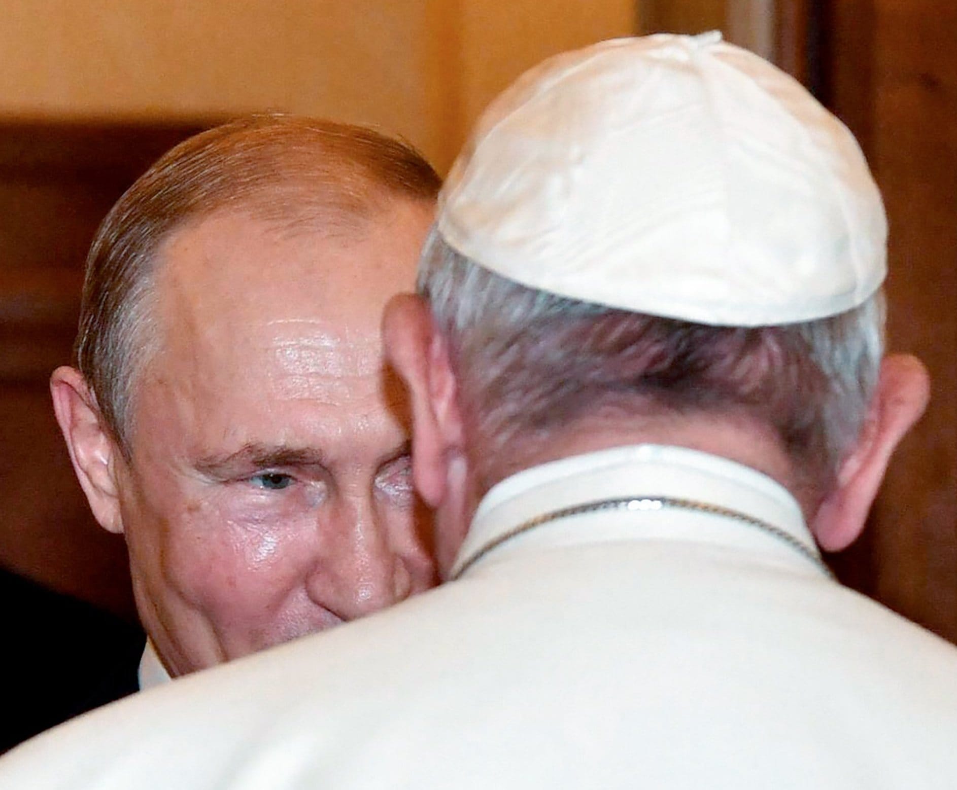 Insgesamt dreimal war Putin zu Besuch im Vatikan: Hier begrüßt ihn Papst Franziskus.