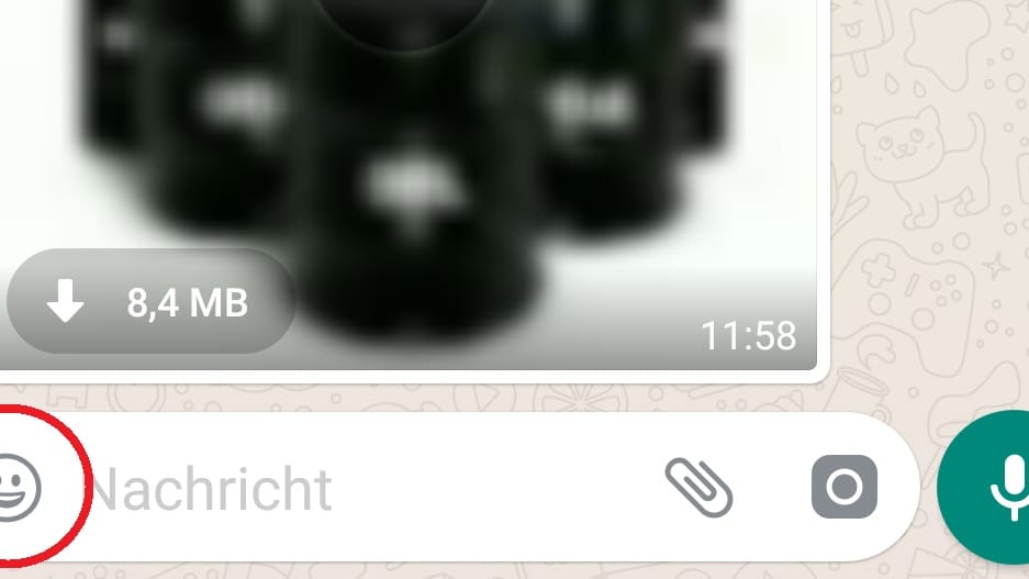 Öffnen Sie dafür die Emoji-Leiste, indem Sie in WhatsApp auf den Smiley links unten im Chat klicken.