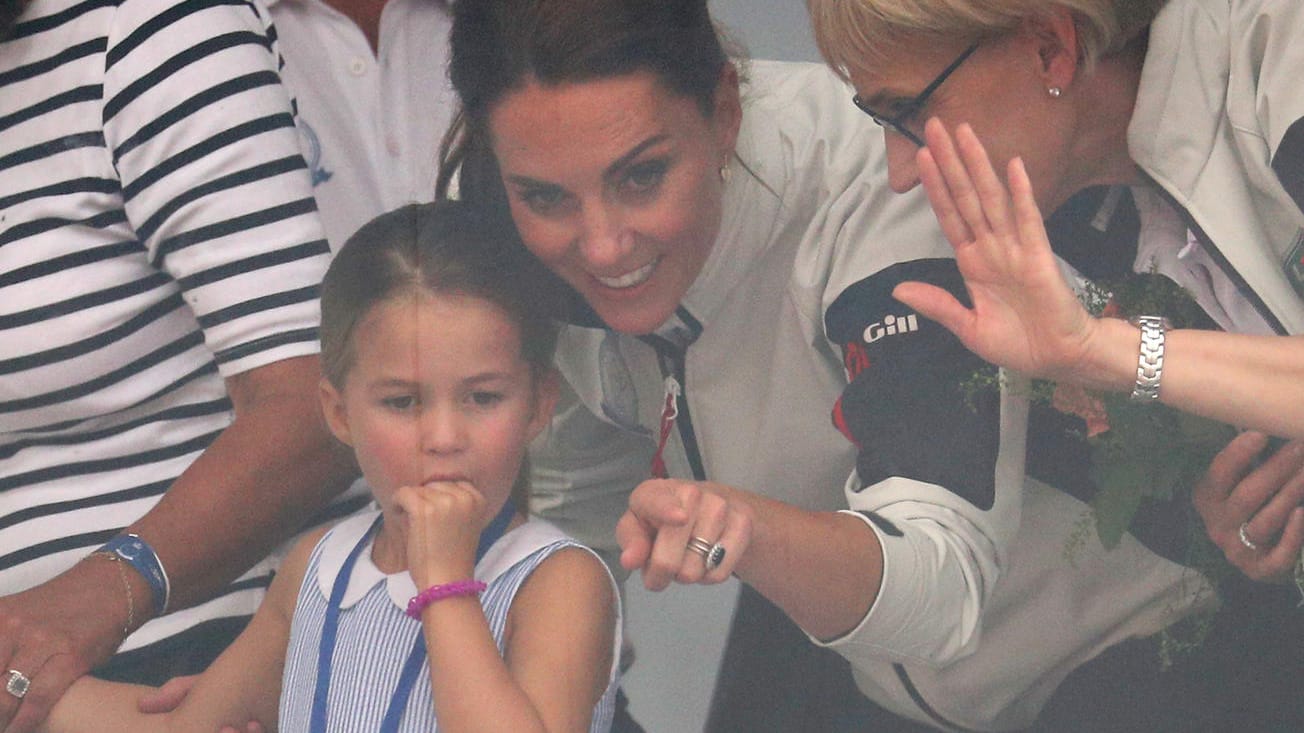 Prinzessin Charlotte guckt zunächst neugierig.