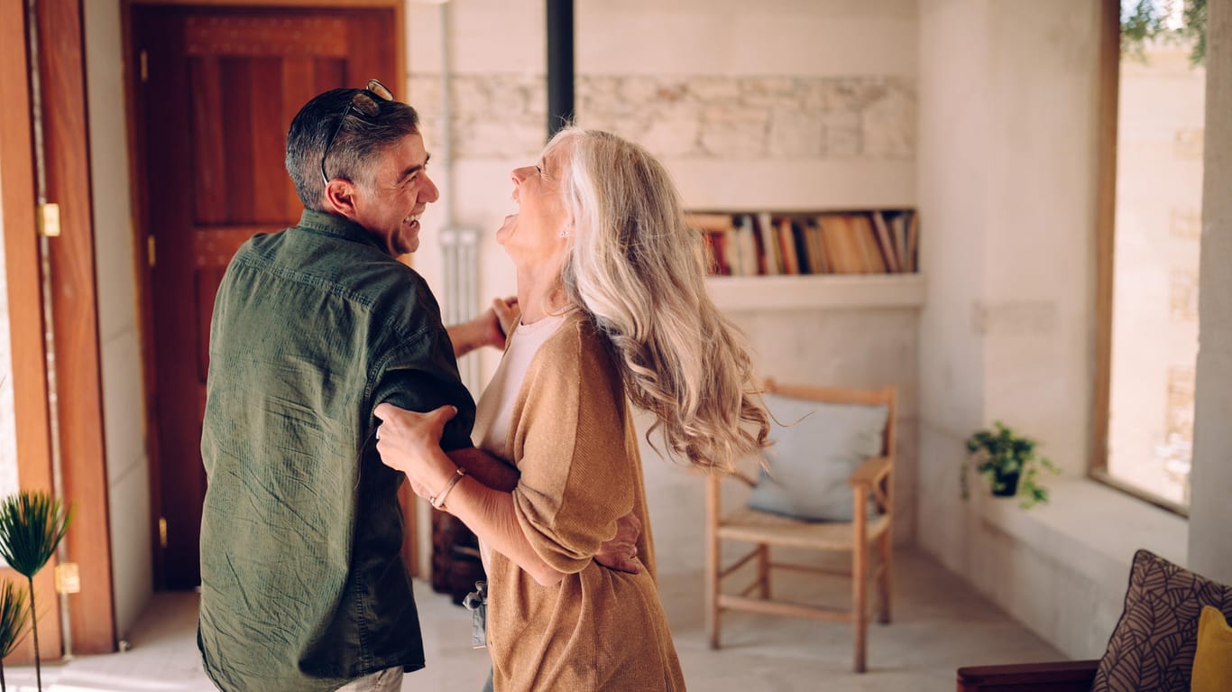 Ein Paar tanzt: Schenken Sie dem Partner genug Aufmerksamkeit