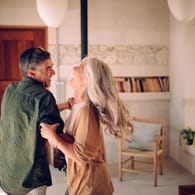 Ein Paar tanzt: Schenken Sie dem Partner genug Aufmerksamkeit