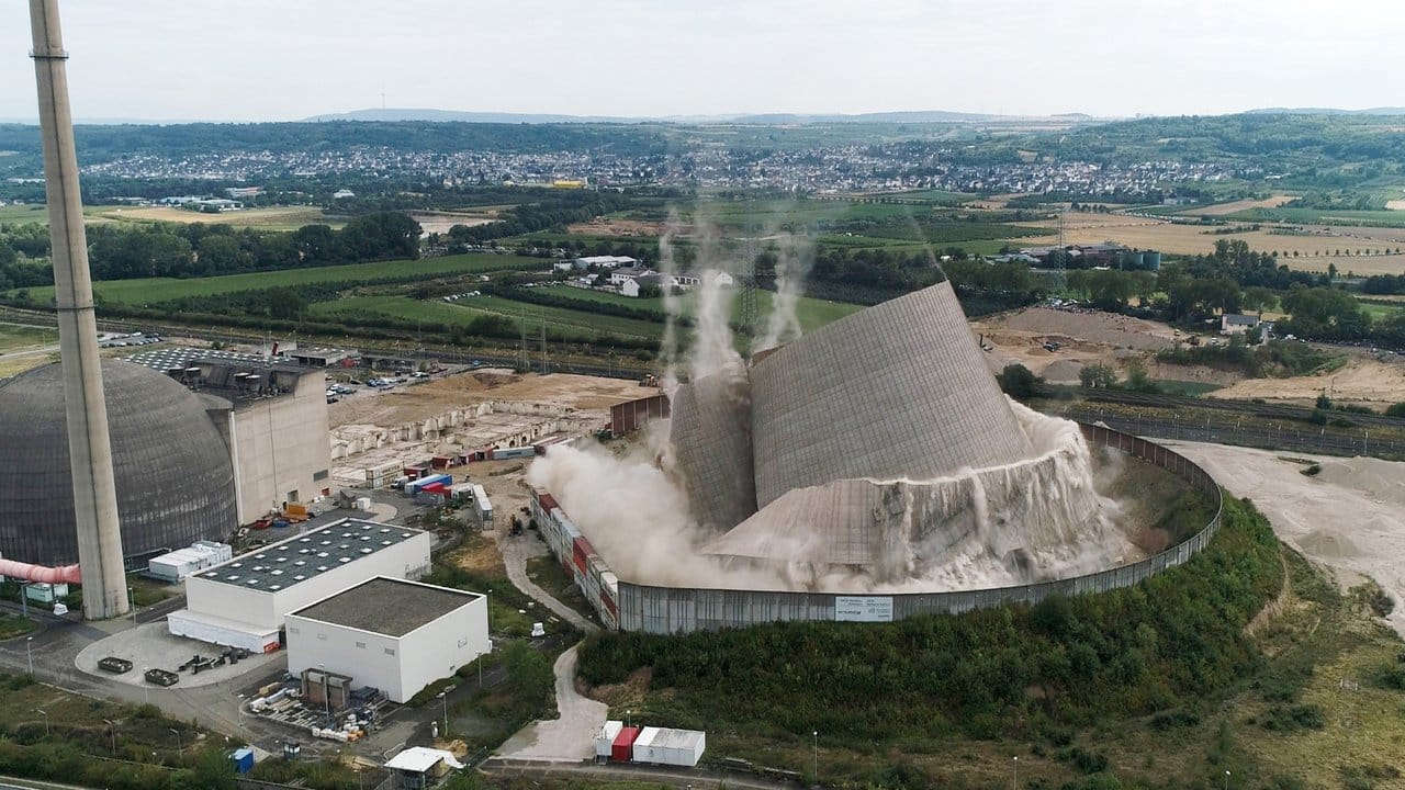 Der Kühlturms des Kernkraftwerks Mülheim-Kärlich stürzt kontrolliert zusammen, nachdem Bagger nacheinander die Stützen entfernt haben.