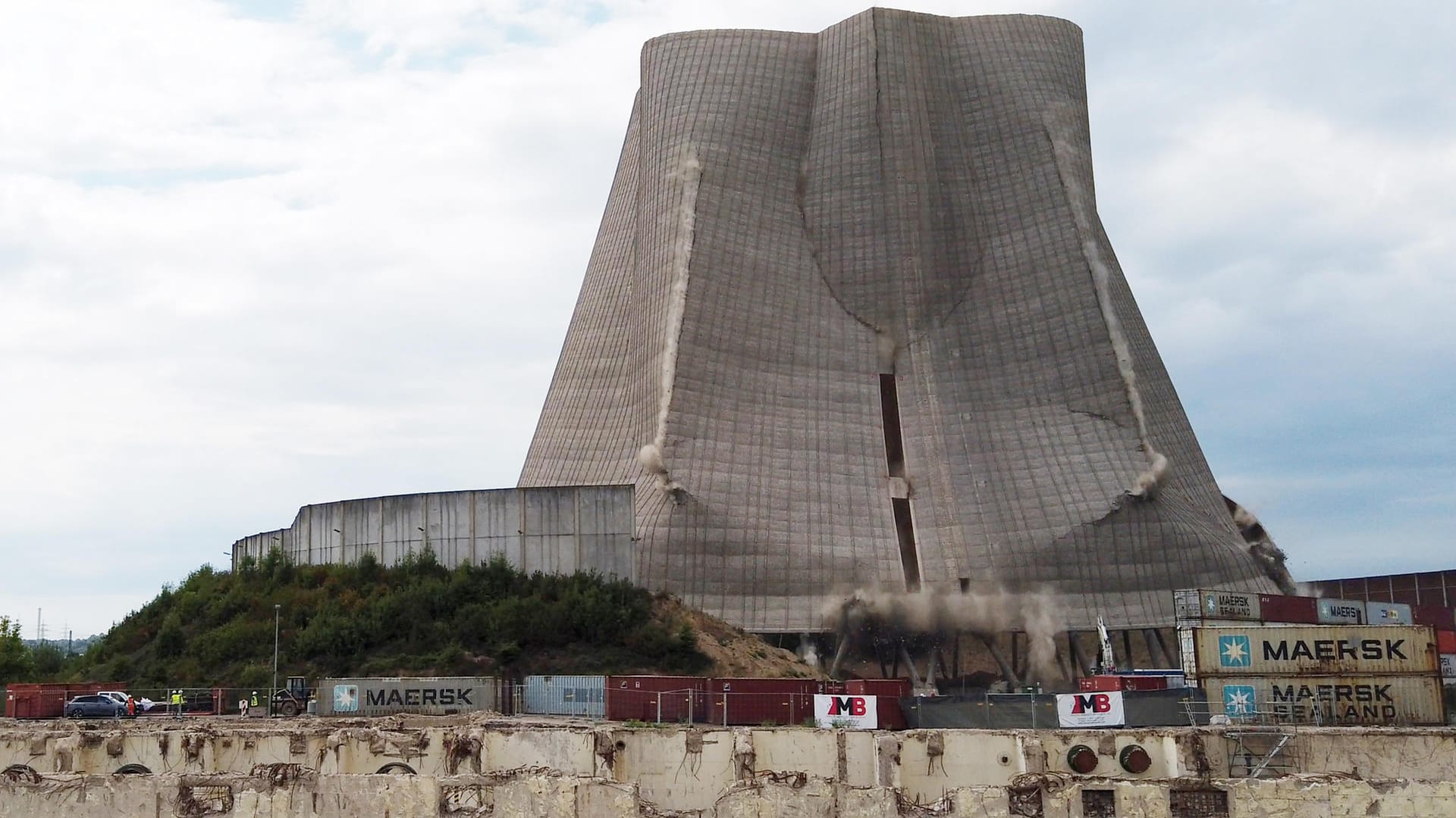 Achtung, Turm fällt! Durch den kontrollierten Einsturz klappt eine Seite des Kühlturms regelrecht in sich zusammen.