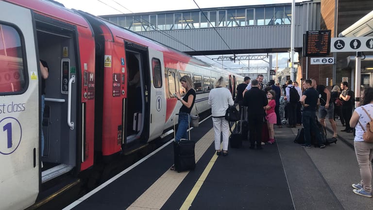 Wartende Passagiere im Bahnhof in Peterborough: Der Zugverkehr war besonders von dem Stromausfall betroffen.