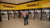Keine Tickets erhältlich: Ein Mann steht vor Fahrkartenautomaten ohne Strom am Bahnhof Clapham Junction.