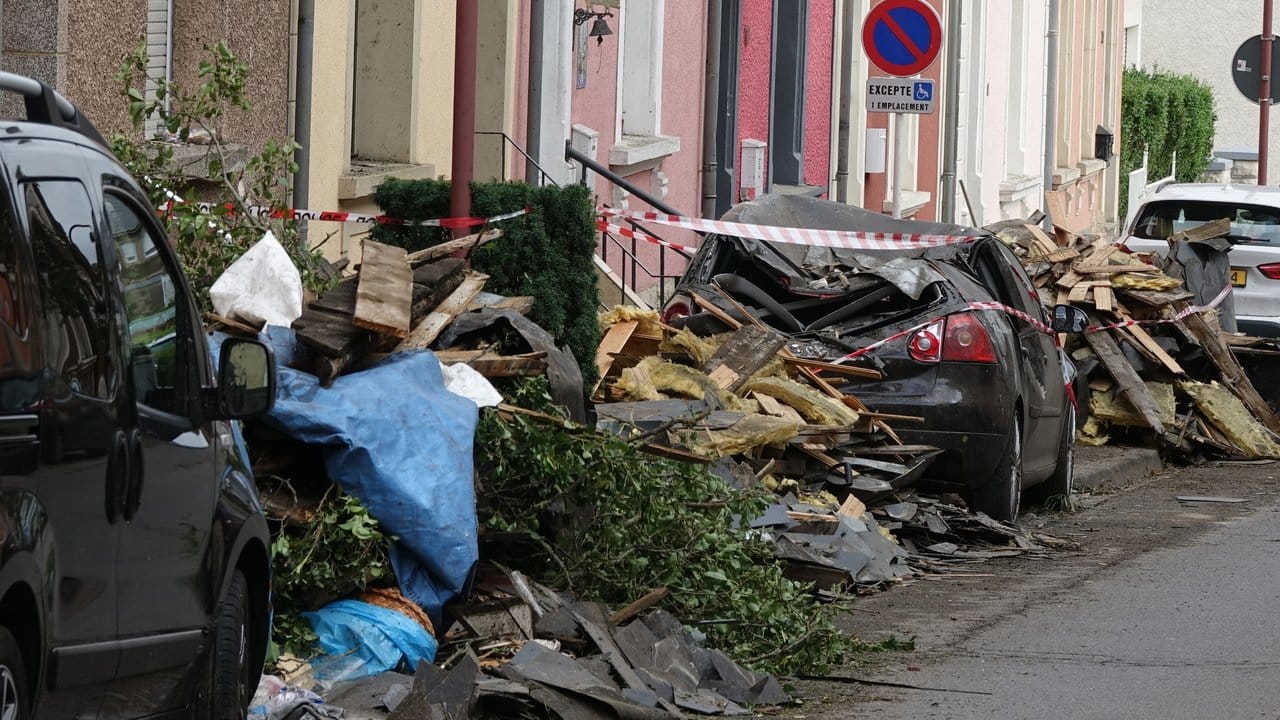 Nach dem schweren Unwetter liegen Trümmer auf einer Straße im luxemburgischen Petingen.