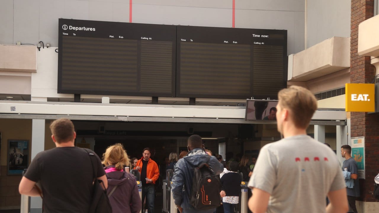 In einer Londoner Bahnstation bleiben die Anzeigetafeln während des Stromausfalls schwarz.