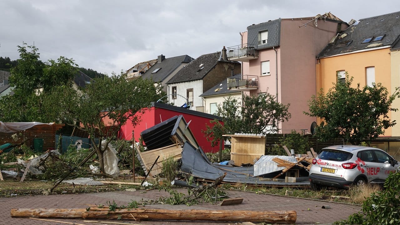 Nach dem Tornado im Südwesten Luxemburgs haben die Aufräumarbeiten begonnen.