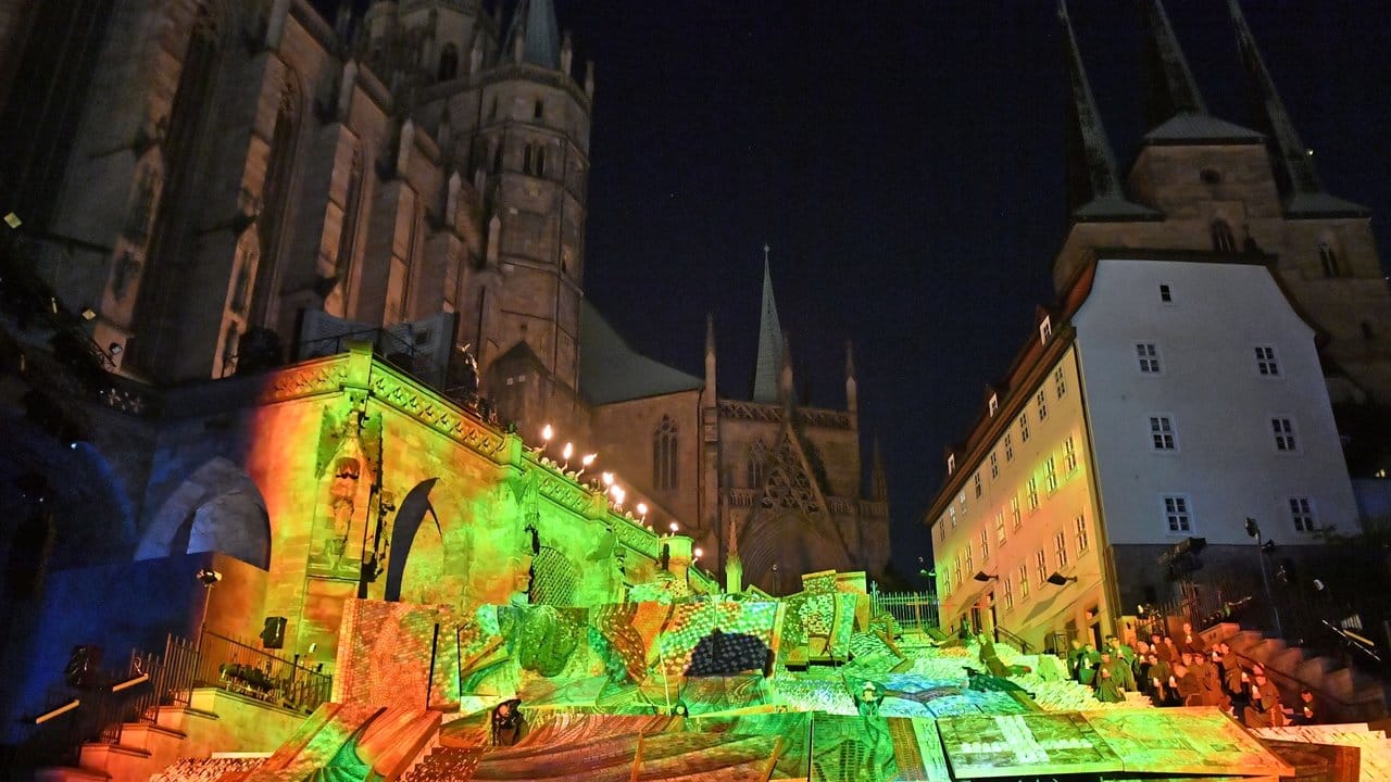 Auf den Domstufen unterhalb von Mariendom (l) und Severikriche (r) fand die Uraufführung des Musicals statt. Auf den Domstufen unterhalb von Mariendom (l) und Severikriche (r) fand die Uraufführung des Musicals statt.