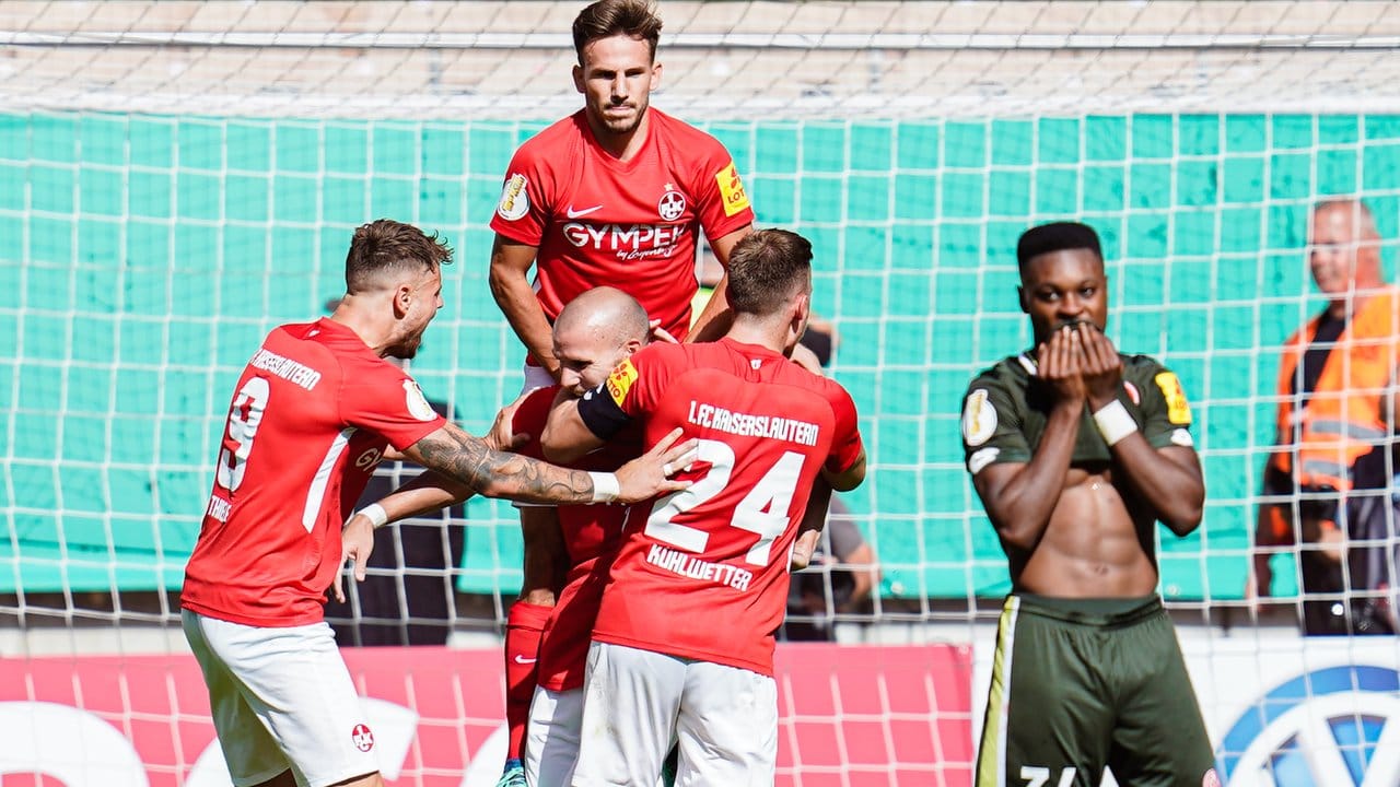 Kaiserslauterns Elfmeter-Torschütze Manfred Starke (M) jubelt mit Mannschaftskollegen über das Tor zum 1:0. Kaiserslauterns Elfmeter-Torschütze Manfred Starke (M) jubelt mit Mannschaftskollegen über das Tor zum 1:0.