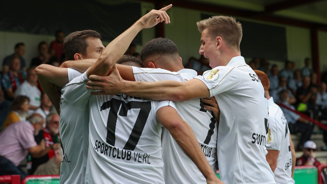 Verls Torschütze Ron Schallenberg (l-r) feiert seinen Treffer zum 2:0 mit Nico Hecker, Memet Alp Kurt und Jan Schöppner. Verls Torschütze Ron Schallenberg (l-r) feiert seinen Treffer zum 2:0 mit Nico Hecker, Memet Alp Kurt und Jan Schöppner.
