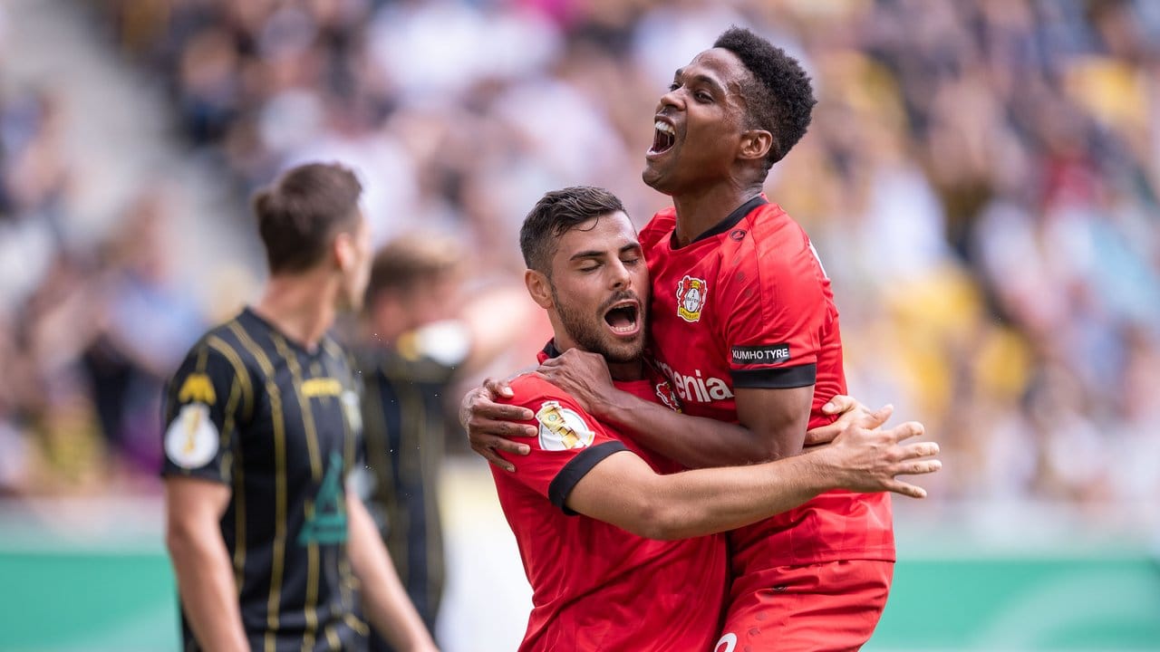 Leverkusens Kevin Volland (l) und Wendell jubeln nach dem Aachener Eigentor zum 1:0. Leverkusens Kevin Volland (l) und Wendell jubeln nach dem Aachener Eigentor zum 1:0.