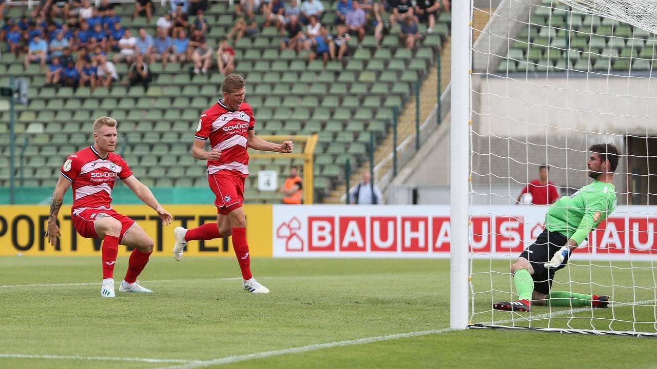 Bielefelds Andreas Voglsammer (M) trifft mit dem Kopf zum 1:0 gegen Victoria 89 Berlin. Bielefelds Andreas Voglsammer (M) trifft mit dem Kopf zum 1:0 gegen Victoria 89 Berlin.